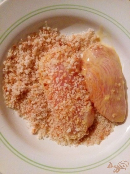 Панировочные сухари насыпьте в миску, возьмите полоску филе и обмакните в сухари с двух сторон.