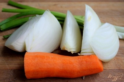 Подготовим овощи для фарша. Чистим лук и морковь, разрезаем на куски. Можно добавить зеленый лук или немного любой другой зелени.