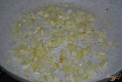 Обжарить лук и чеснок на растительном масле