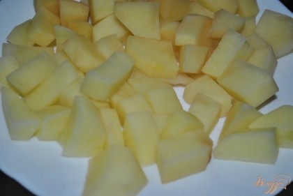 Вторую половину картофеля очистить и нарезать кубиками
