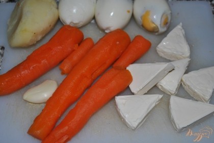 Отварить и очистить морковь, картофель и яйца.Чеснок очистить.Снять обертку с плавленного сырка
