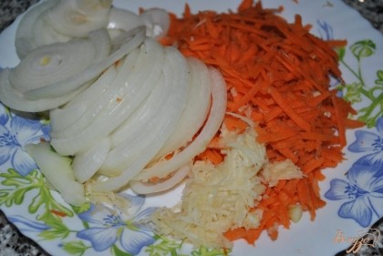 Очистить лук и нарезать кольцами.Морковь натереть на крупной терке.Чеснок осистить и натереть на мелкой терке.