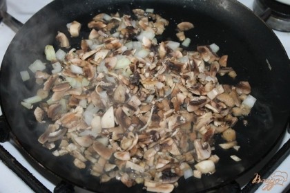 На растительном масле обжариваем грибы с луком до готовности.