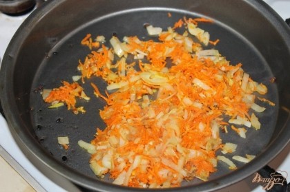 Делаем за жарку на суп с лука и моркови на масле. Обжариваем до золотистого цвета.