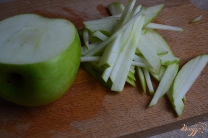 Яблоко нарезать соломкой.