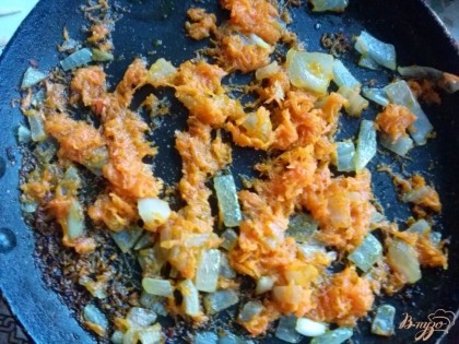Морковь и лук, посолить и жарить до готовности или на ваш вкус.