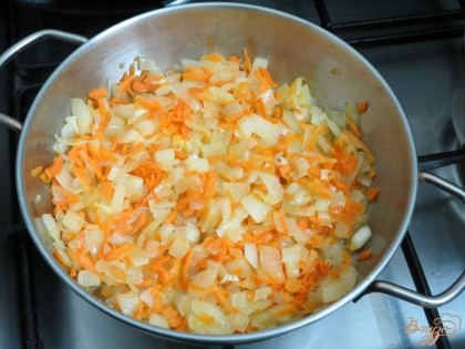 Лук и морковь отправляем пассероваться на растительном масле.