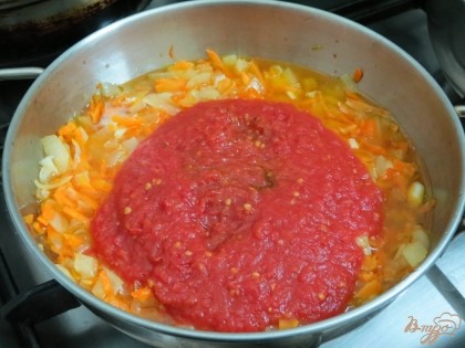 К ним добавляем томатный соус. Пассеруем вместе.