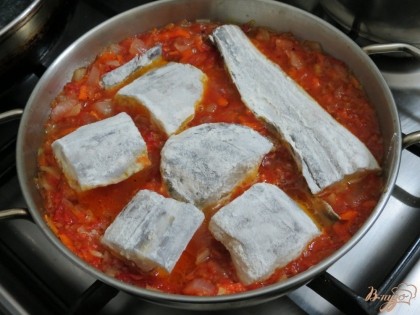 Если соуса мало, добавьте немного воды. Посолите, добавьте по вкусу перец.Рыбу запанируйте в муке и отправьте в соус. Тушите до готовности рыбы. Если сделать огонь совсем маленький, а рыбу тушить более часа, тогда она будет напоминать  рыбные консервы в томате.