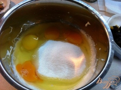 Затем добавляем яйца и сахар, взбиваем миксером или блендером