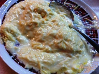 В натертый сыр добавляем яйцо, сметану и перемешиваем. Получается вот такая сырная масса.