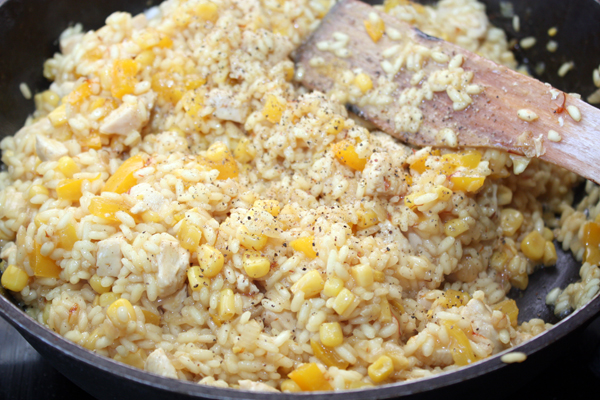 Когда рис будет почти готов, попробуйте, достаточно ли соли, а заодно поперчите.