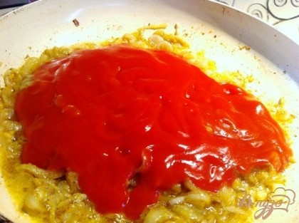 Далее к луку добавялея томатный соус и специи по вкусу