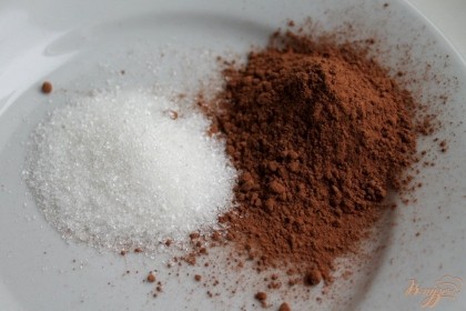 Соединяем сахар с какао, перемешиваем и высыпаем в кастрюлю с водой.