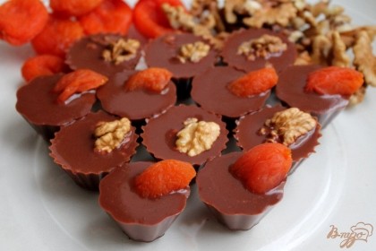 Готово! Шоколадный мармелад с орехами и курагой готов, пробуйте, это вкусный и полезный десерт.