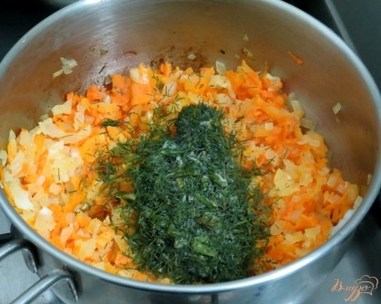 Лук и морковь пассеровать на сливочном масле. В конце добавить мороженый укроп.