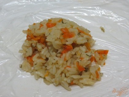 Слегка охладить.На столе простелить кусок пищевой плёнки. На неё выложить 2-3 столовых ложки риса.