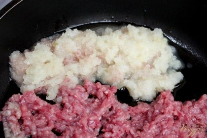 Репчатый лук чистим, режем на дольки и пропускаем через мясорубку. На сковородку наливаем оливковое масло и выкладываем лук с мясом.