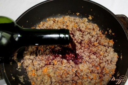 Добавляем красное сухое вино и готовим еще 15 минут.
