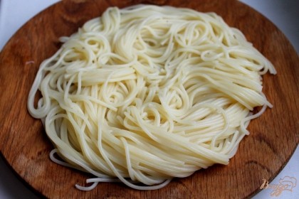 Спагетти отвариваем и выкладываем на порционные тарелки.