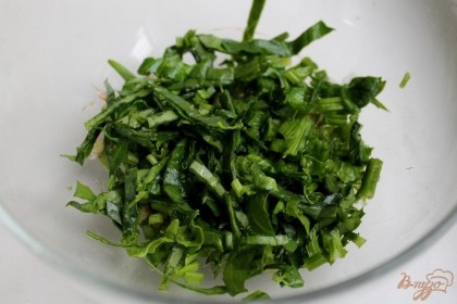 Нарезаем листья шпината и добавляем к зеленому луку.