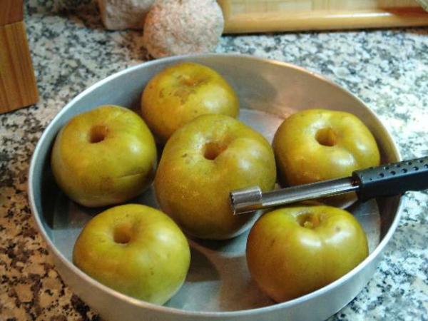 Кислые яблоки (у нас обычно используют сорт ранет) помыть, удалить сердцевину, уложить в форму для запекания.