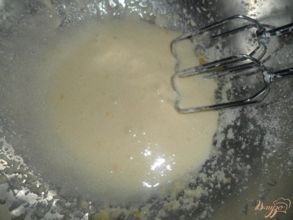 Яйцо взбить с сахаром и солью. Добавить кефир, соду, растительное масло, муку и замесить тесто как на оладьи.