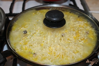 На раскаленную сковороду наливаем растительное масло, вливаем нашу однородную массу с яиц и молока и жарим как блинчик с одной стороны. В конце приготовления посыпаем твердым сыром и накрываем крышкой.