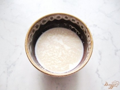В теплое молоко насыпаем сухие дрожжи и столовую ложку сахара. Даем постоять 15 минут пока дрожжи не вспенятся.