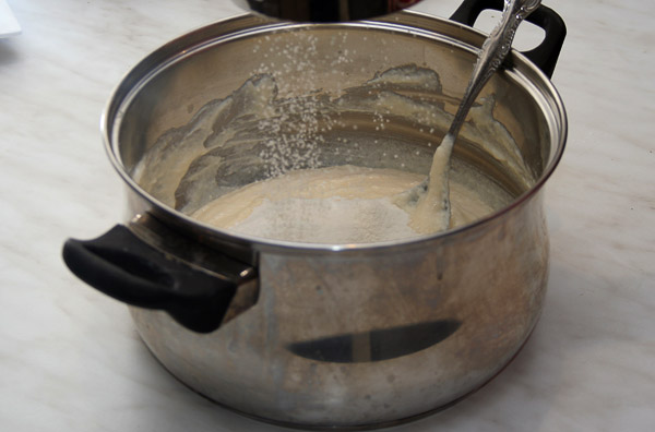Добавить постепенно просеянную муку и вымесить тесто. Накрыть и оставить тесто на 20 минут доходить в теплоте.