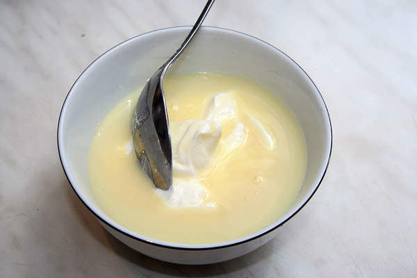 Сметанный соус: смешать сметану со сгущенным молоком и тщательно перемешать.  