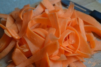 Морковь, так чтобы она приготовилась за одно время с остальными овощами, нарезать на полоски.