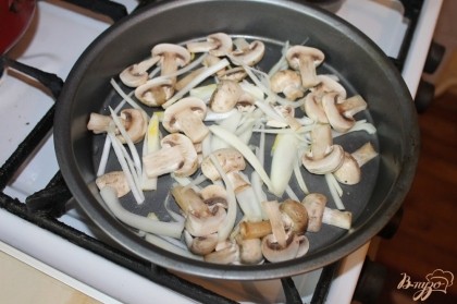 Обжариваем грибы с луком до готовности, солим, перчим.