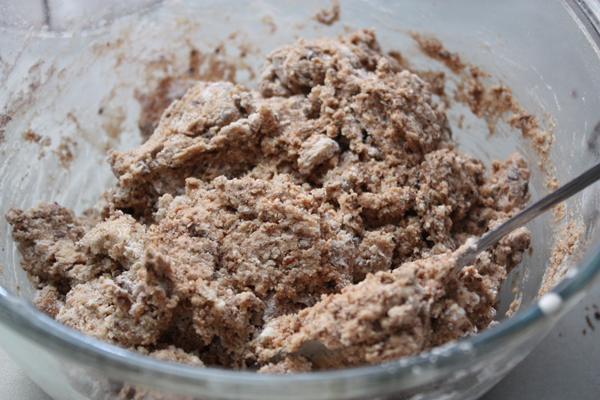 Добавить шоколадно-ореховую крошку в тесто, перемешать до однородности.