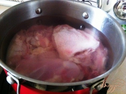Промываем куриные бедра и ставим варить. В идеале готовят Сациви из целой курицы, я эе предпочла на свой вкус и приготовила из куриного бедра.