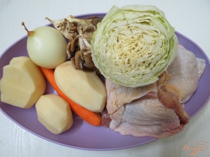 Для супа нам понадобятся куриные бёдрышки, картофель, лук, морковь, половину пекинской капусты, а также грибы вешенки, сырки и укроп.