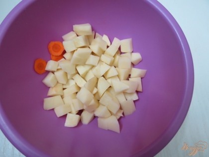 Картофель нарезаем кубиками.