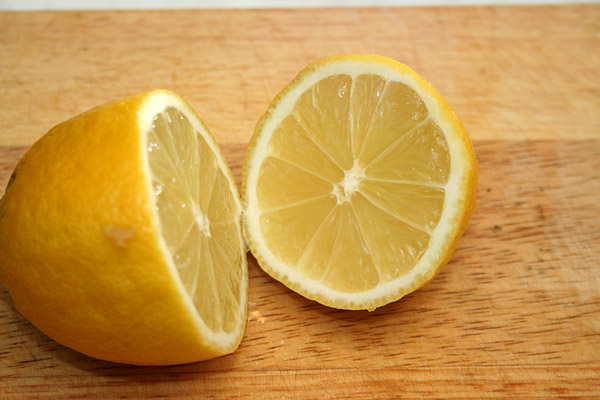Выжать на яблоки сок лимона.