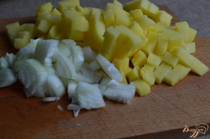 Крупную картофелину и луковицу нарезать на кубики.