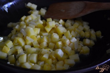 На сковороде с оливковым маслом  и под крышкой обжарить картофель с луком  в течении 5 минут.