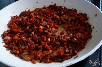 Приготовим заправку для капустняка. Лук,морковь и свеклу мелко порубим и обжарим со столовой ложкой томатного соуса.