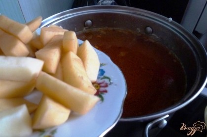 Через 20-30 минут кладем нарезанный соломкой картофель.
