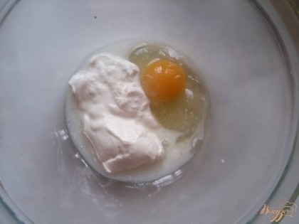 Положите сметану в миску к ней добавьте яйцо, соль и взбейте.
