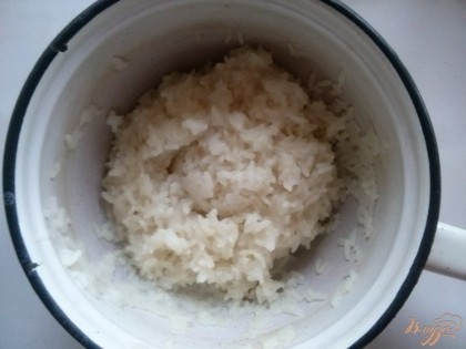Сварите рис в подсоленной воде, киньте на дуршлаг и слейте остатки воды,  добавьте масло, перемешайте.