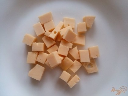 Нарежьте сыр на не большие квадратики.