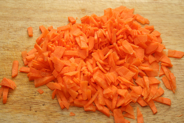Почистить, помыть и нарезать морковь.
