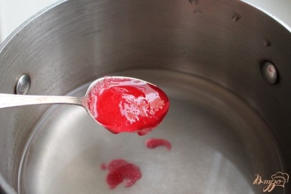 Добавляем малиновый сироп. Можно использовать любой сироп из красных ягод. Так же можно добавить ягодный сок и столовую ложку сахара. Кастрюлю с агар-агаром и сиропом ставим на огонь и кипятим 1-2 минуты.