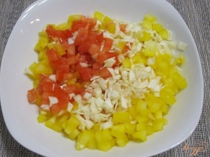 Капусту, помидор и болгарский перец мелко нарезать.