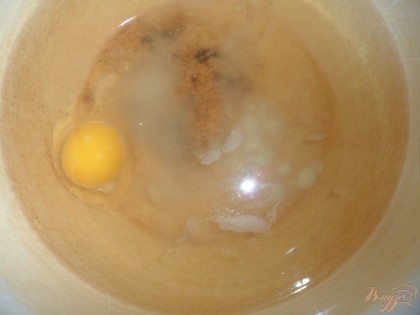 в кастрюлю наливаем рассол, добавляем соду и яйцо.
