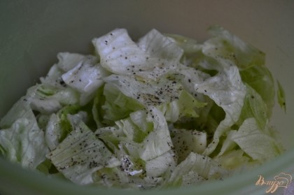 Салат порезать крупно, уложить в салатник.Полить маслом, винным уксусом, посолить и поперчить по вкусу. Перемешать иразложить по тарелкам.